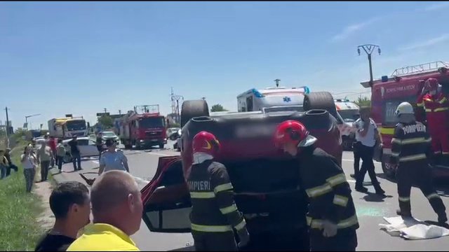 O clipă de neatenție a unui șofer a provocat un accident grav la ieșirea din Focșani. Bărbatul ar fi stat pe telefon