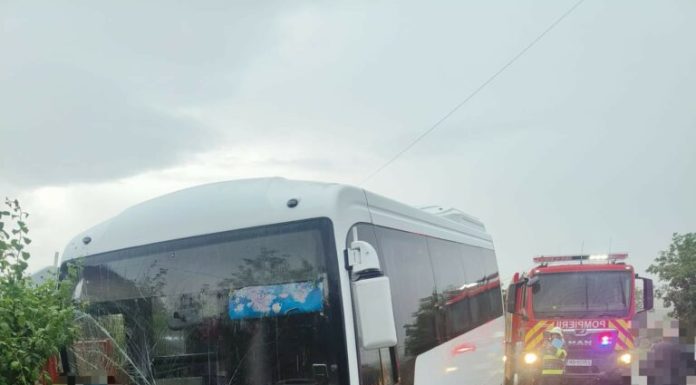 Mureș: Trei copii au ajuns la spital după ce un microbuz a intrat în șanțul de pe marginea drumului