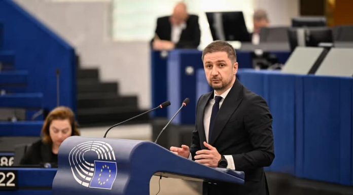 Adrian Axinia, europarlamentar AUR/ECR: „Guvernul Bolojan a creat o structură paralelă pentru gestionarea marilor proiecte de infrastructură și a transformat investițiile publice într-o nouă sursă de sinecuri și control politic”