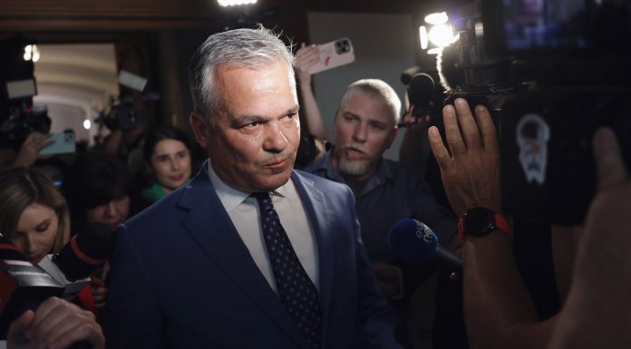 Adrian Veștea ar urma să depună astăzi lista de miniștri la Parlament, deși nu are încă majoritatea pentru învestire