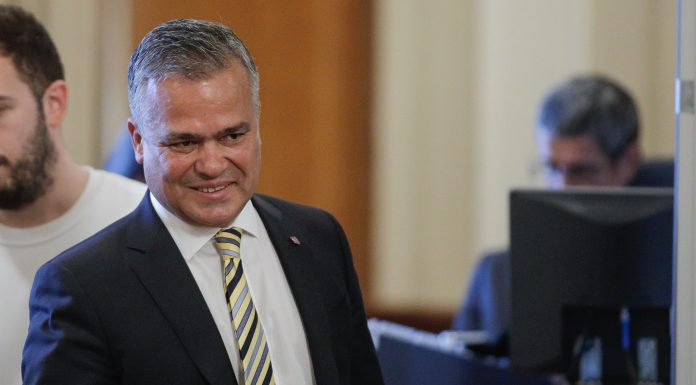 Începe cursa pentru învestirea Guvernului Veștea. Parlamentul stabilește luni calendarul audierilor și votului decisiv