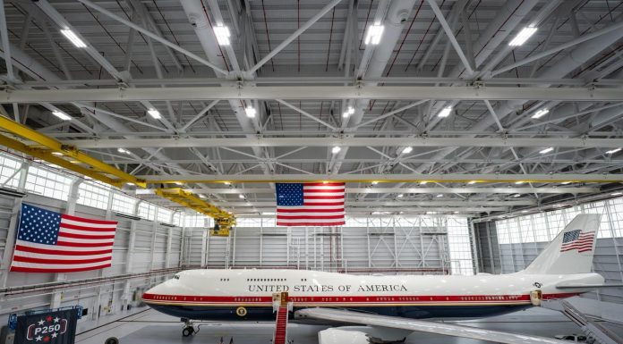 Trump va zbura temporar cu un avion de lux donat de Qatar până când Boeing va construi noul „Air Force One”. A fost pictat în roșu, alb și albastru