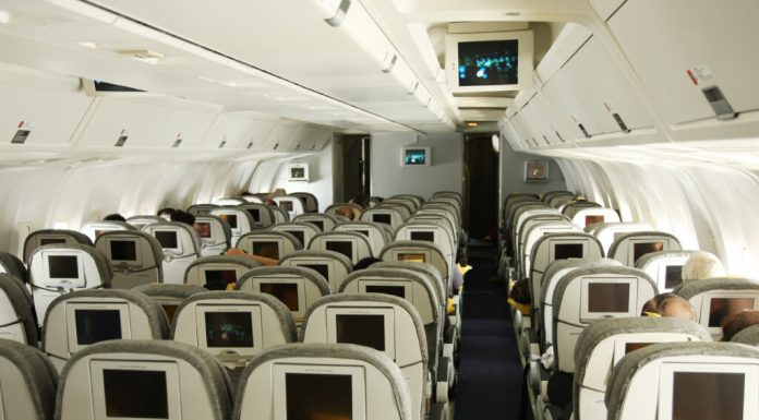 Pasagerii din avioane își riscă viața luând bagaje și filmând în situații de urgență