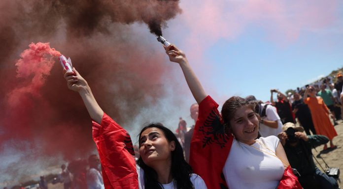 Mii de persoane au protestat în Albania împotriva unui proiect imobiliar de lux asociat familiei lui Donald Trump. FOTO