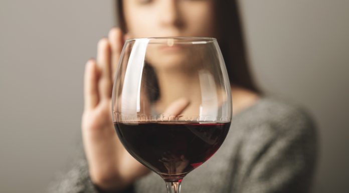 Metoda simplă care îi ajută pe oameni să consume mai puţin alcool. Explicațiile oamenilor de știință