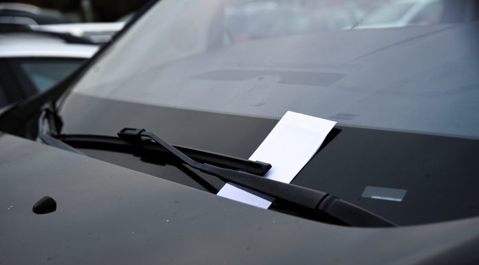 O tânără din Franţa s-a trezit cu datorii de aproape 5.000 de euro după ce tatăl ei i-a folosit identitatea