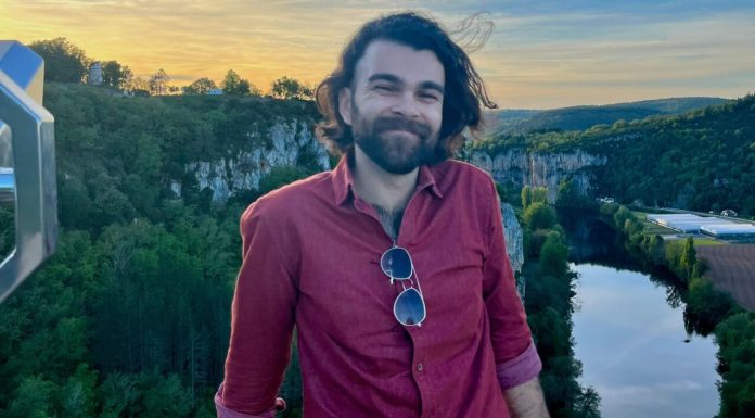 Crescut în Spania, inginerul Andrei își aduce prietenii străini să viziteze România. „Nu vreau să mă întorc aici doar ca turist”