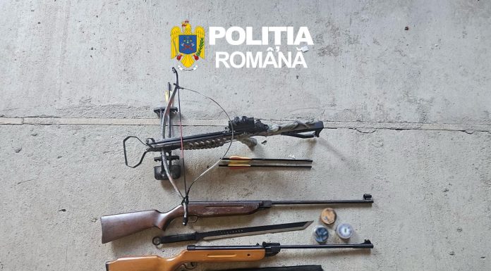 Arad: Săbii, o arbaletă, două arme neletale şi muniţie, descoperite de poliţişti în urma unor percheziţii