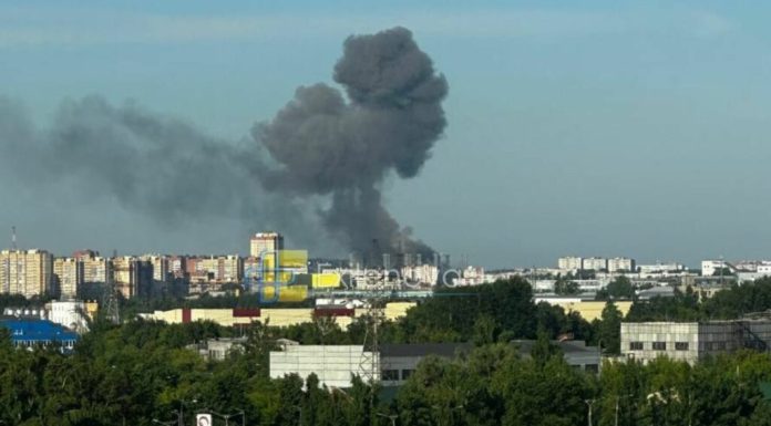 O rafinărie de petrol și o fabrică de echipamente electronice militare din Rusia, lovite în atacurile aeriene din cursul nopții