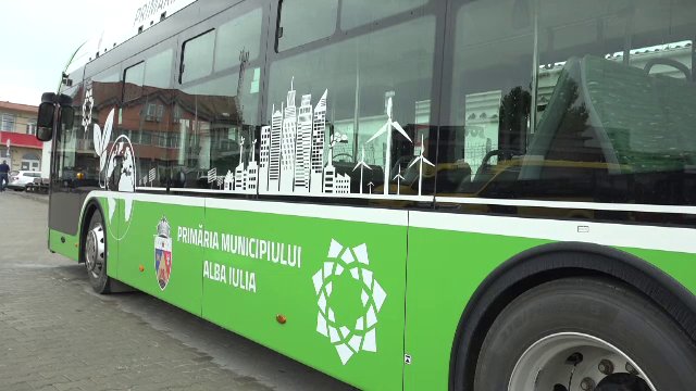 Greva șoferilor de autobuz din Alba Iulia a paralizat orașul. Oamenii spun că nu și-au primit salariul de două luni