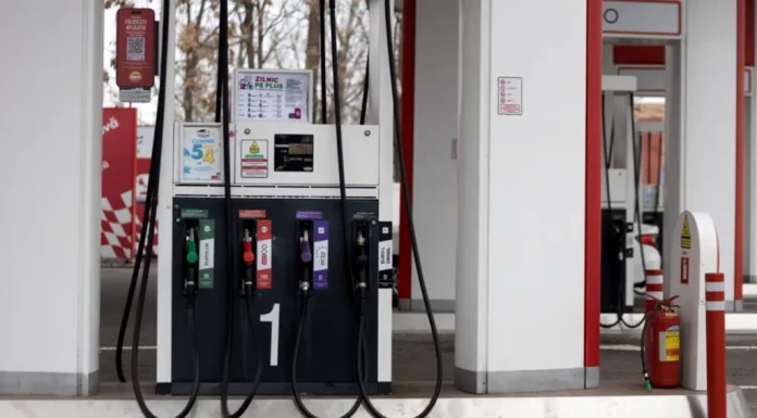 Autoritățile s-au întâlnit cu benzinarii și analizează dacă prelungesc sau nu situația de criză de pe piața carburanților. Pentru adoptare este însă nevoie de un guvern plin