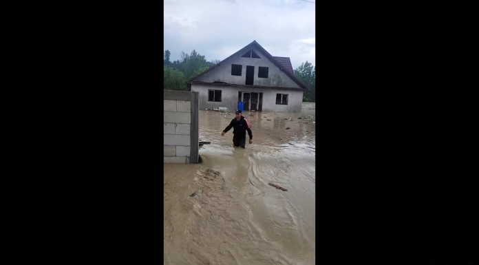 Prăpăd în zeci de localități din România după viiturile de ieri. Mai multe sate din țară au rămas izolate în urma viiturilor