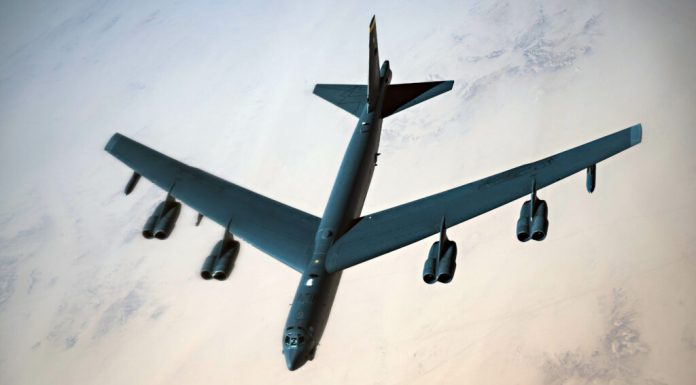 Un bombardier B-52 s-a prăbușit după decolare de la o bază militară americană din California