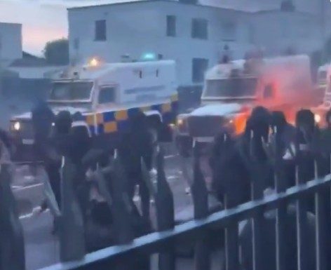 Noi violenţe la Belfast, unde poliţia a folosit tunuri cu apă
