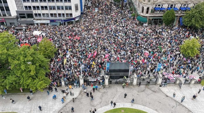 „Ura este singura ameninţare pentru străzile noastre”. La Belfast, mii de oameni au manifestat împotriva rasismului şi a violenţelor antiimigranţi