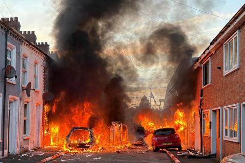 Belfast în flăcări după un atac comis de un refugiat sudanez: proteste, incendii și apeluri la calm