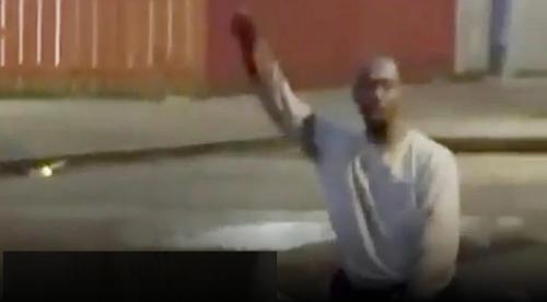 Belfast: Un bărbat din Sudan arestat după ce a încercat să decapiteze un trecător în plină stradă; a fost oprit de localnici