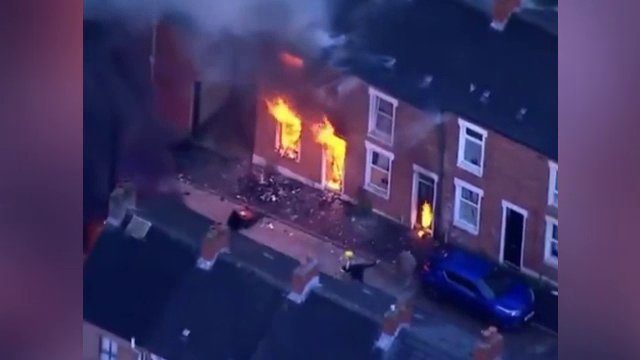 Încă o noapte albă pentru românii din Belfast. „Acum atacă în spatele casei o persoană mascată. Stăm cu draperiile trase”