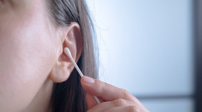 Medic ORL: Beţişoarele de urechi sută la sută dăunează. Noi împingem, practic, cerumenul foarte aproape de timpan