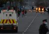 Trei familii de români au fost afectate de violențele din Belfast. MAE: „Locuințele le-au fost vandalizate”
