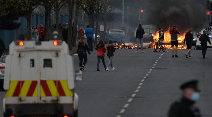 Trei familii de români au fost afectate de violențele din Belfast. MAE: „Locuințele le-au fost vandalizate”