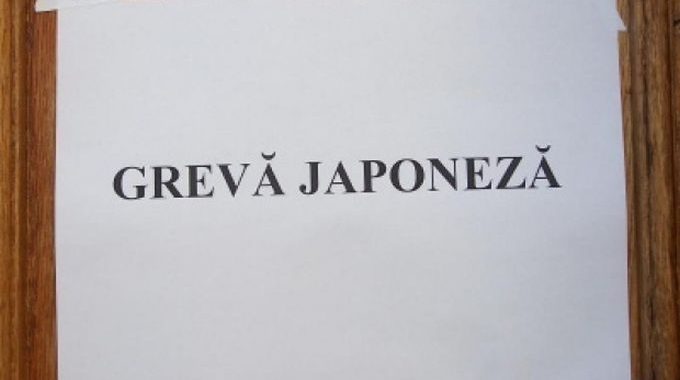 Protest la Direcţia Generală de Asistenţă Socială şi Protecţia Copilului Cluj/ Angajaţii intră în grevă japoneză, nemulţumiţi de proiectul noii legi a salarizării, care nu ar reflecta realitatea muncii din asistenţa socială”