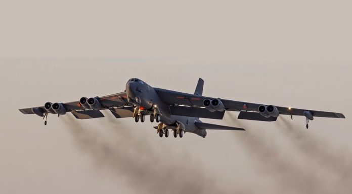 Tragedie la o bază militară din SUA: un bombardier B-52 s-a prăbușit la câteva secunde după decolare. Opt persoane și-au pierdut viața