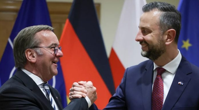 Polonia şi Germania semnează un acord de securitate cu ambiţii reduse din cauza unor reticenţe istorice ale dreptei poloneze şi riscului unui veto al preşedintelui polonez, după ce Varşovia a semnat tratate de apărare cu Franţa şi Regatul Unit