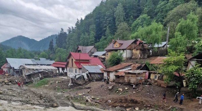 Buzău: Intervenţie pentru acordarea asistenţei medicale unei femei de 82 de ani, cu afecţiuni respiratorii/ Drumul este impracticabil din cauza râului Bălăneasa, autorităţile încercând să ajungă la pacientă/ Ea a refuzat să fie preluată de un elicopter