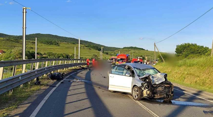 Grav accident rutier pe DN1F, în judeţul Cluj, unde o motocicletă a intrat în coliziune cu un autoturism