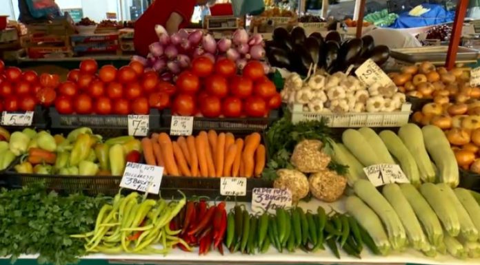 Legume și fructe de import, vândute drept produse românești. Controale de amploare în supermarketurile din toată țara