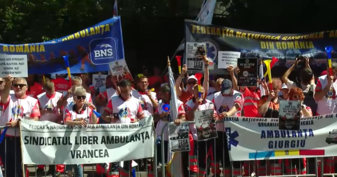 Sute de angajați din Sănătate protestează în fața Ministerului Muncii. Ei acuză tăierea sporurilor și scăderea veniturilor