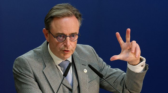 „Ce pierdere de timp, ce aroganță!” Premierul Belgiei critică Franța și Germania după eșecul proiectului „super-avionului”.