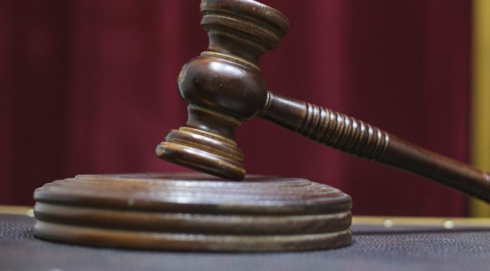 Polițiști trimiși după gratii pentru mită. Au determinat un șofer să retragă bani de la un bancomat și să-i pună în autospecială