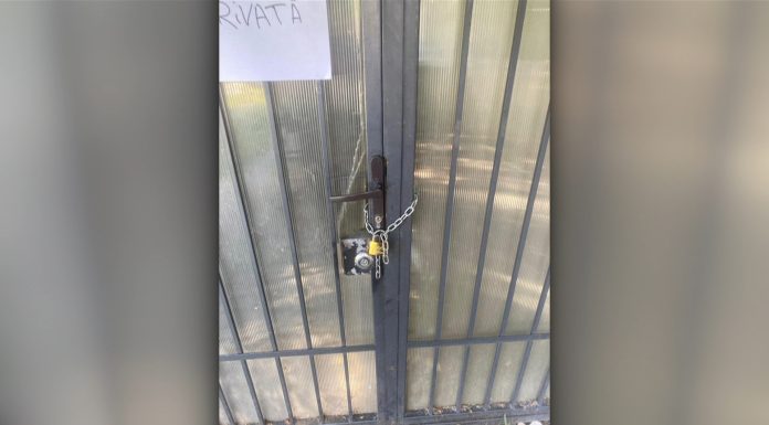 Situație neobișnuită: la Craiova, locatarii unui bloc trec prin magazin ca să ajungă acasă. Un bărbat a pus lacăt pe poarta de acces