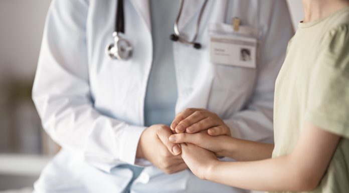 O minoră din Marea Britanie a pretins că are cancer și a strâns sute de mii de euro de la vedete. Ce a făcut cu banii