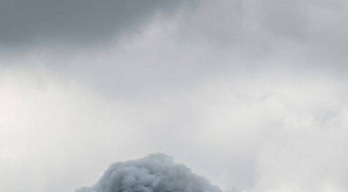 Atacuri cu drone în apropierea Moscovei. O imagine spectaculoasă a surprins un capac de plumb de la un rezervor imens aruncat în aer de o explozie la câţiva metri înălţime, ceea ce a generat numeroase meme pe reţelele sociale – VIDEO, FOTO