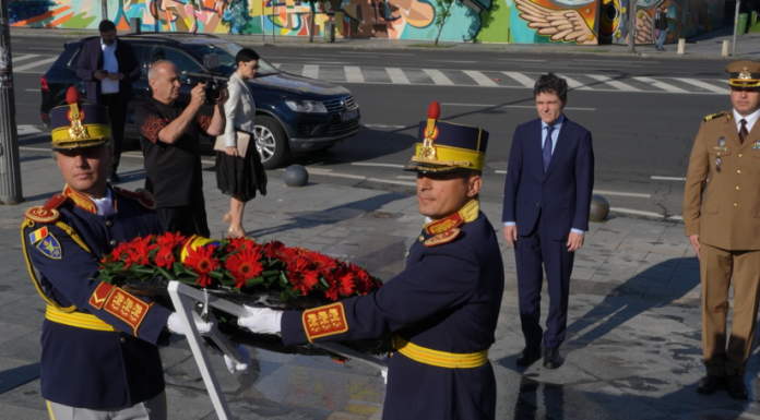 Nicușor Dan a depus o coroană de flori la monumentul dedicat memoriei victimelor Mineriadei din iunie 1990
