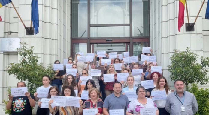 „Fără grefieri, justiția se blochează”.Grefierii protestează pe scările instanțelor și parchetelor împotriva legii salarizării