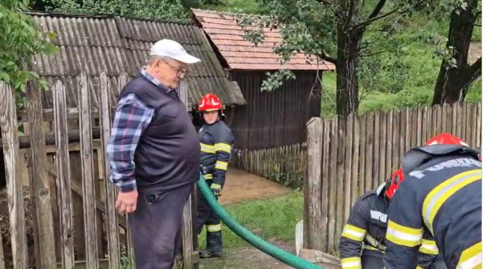Inundații după ploile abundente din Buzău / ISU intervine pentru evacuarea apei