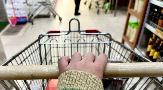 O femeie a fost amendată cu 150 de lire după ce a lăsat o frunză de kale într-un cărucior de cumpărături. Ce a urmat