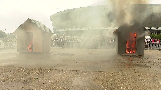 Experiment neobișnuit în Capitală: Au incendiat două case și le-au lăsat să ardă 45 de minute