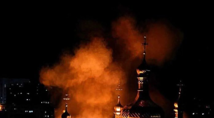 Catedrala Adormirii Maicii Domnului din Kiev, în flăcări după un atac rusesc / Andrei Caramitru: „Mă întreb ce-or să zică zuzuraniștii”