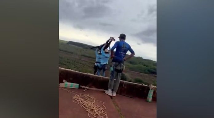 O tânără de 21 de ani a murit, aruncată de pe un pod. Personalul nu i-a pus frânghia de siguranță la bungee jumping