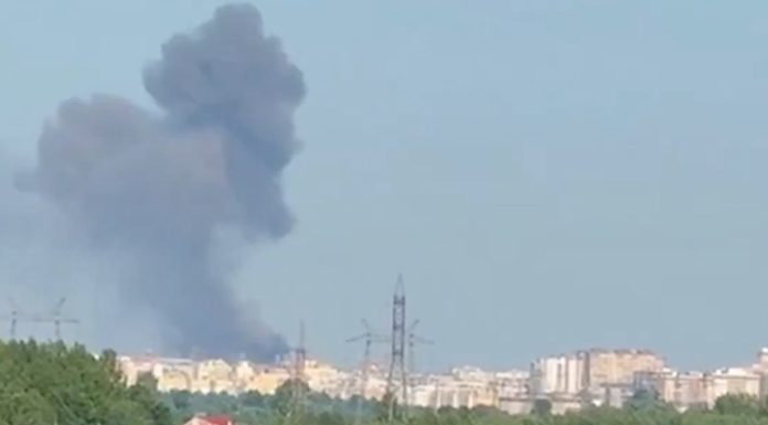 Zelenski anunţă că o fabrică de armament rusească, la Ceboksarî, în Ciuvaşia, a fost lovită într-un atac cu rachetă ucraineană de tip FP-5 Flamingo. O rafinărie de petrol în Samara şi un petrolier rus la marea Neagră, de asemenea lovite, anunţă Statul Maj