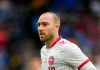 Christian Eriksen s-a prăbușit din nou pe teren în timpul meciului cu Ucraina. Ce gest a făcut înainte de incident. VIDEO
