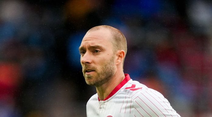 Christian Eriksen s-a prăbușit din nou pe teren în timpul meciului cu Ucraina. Ce gest a făcut înainte de incident. VIDEO
