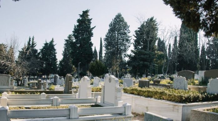 Ieșeanul care are un teren în formă de ”chitică” negociază pentru noul cimitir al Vasluiului. Oferta controversată revine în licitație