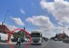 Un adolescent de 15 ani a supraviețuit după ce a fost lovit de o cisternă pe o trecere de pietoni din Bacău