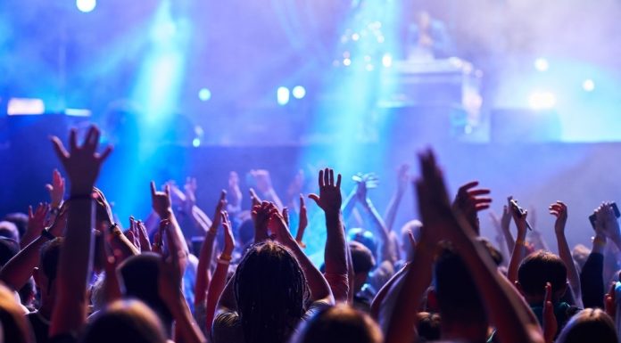 Studiu: Ce se întâmplă în creier în timpul unui concert live. Muzica sincronizează undele cerebrale cu ritmul sunetului